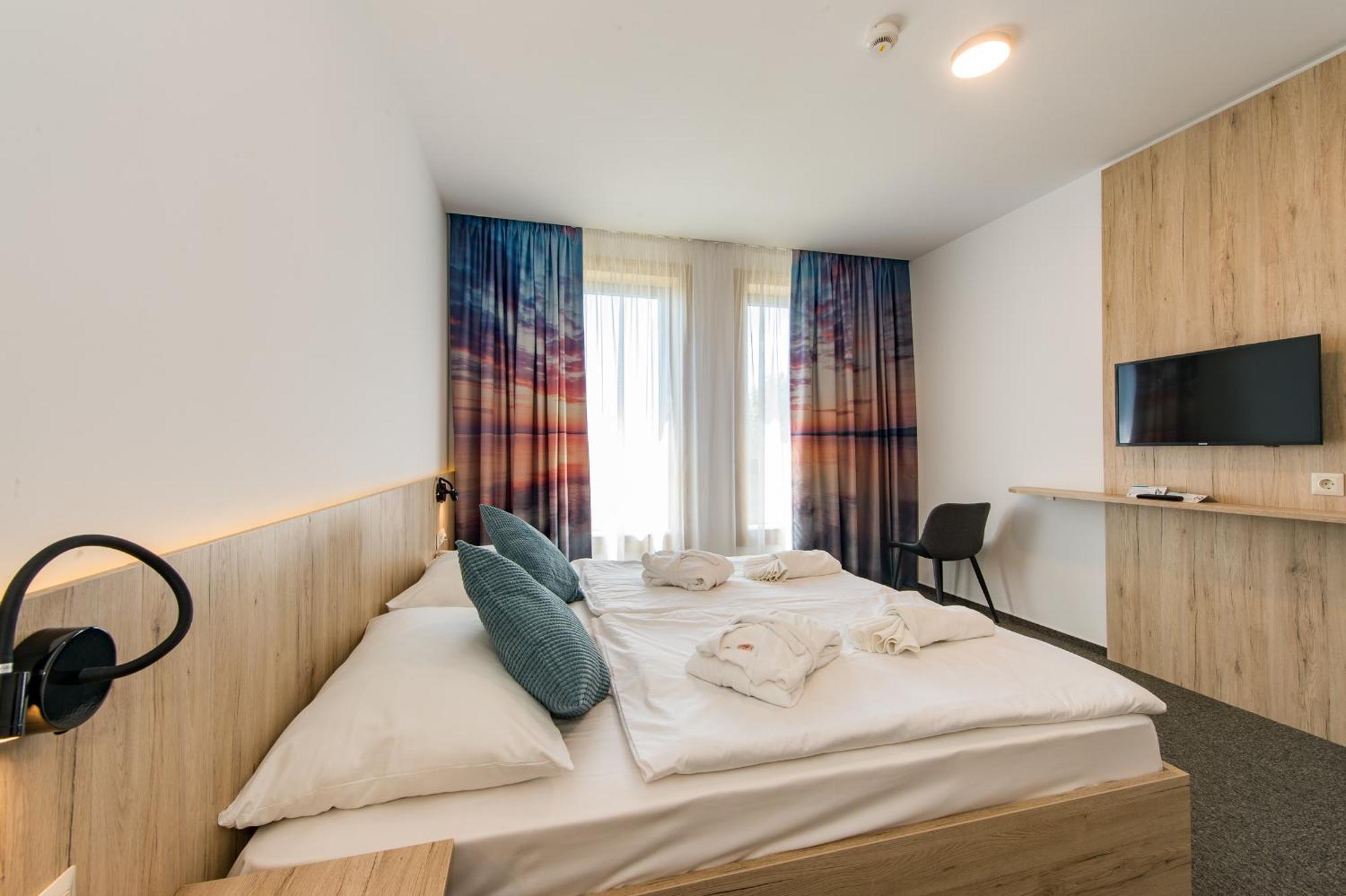 Akademia Hotel 블로톤퓌레드 외부 사진