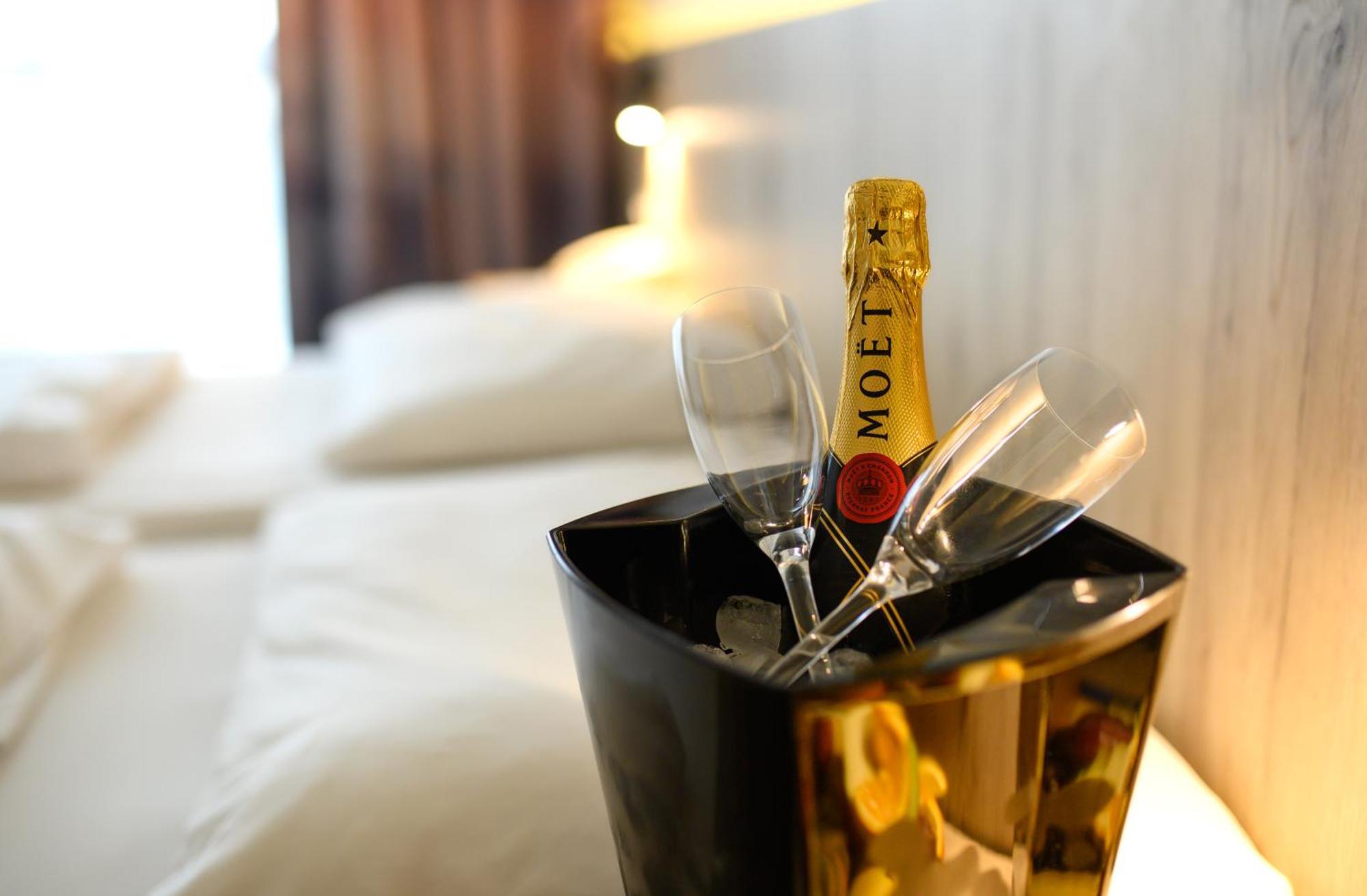 Akademia Hotel 블로톤퓌레드 외부 사진