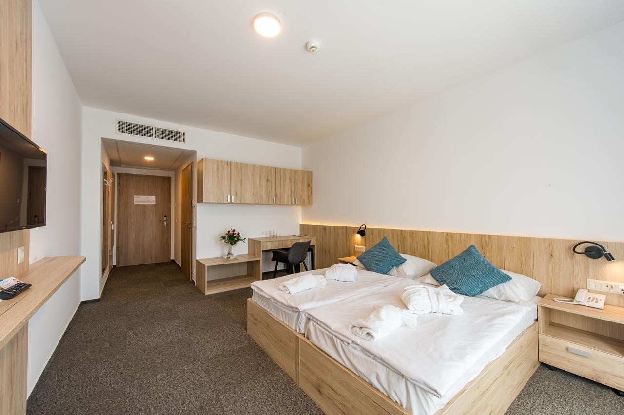 Akademia Hotel 블로톤퓌레드 외부 사진