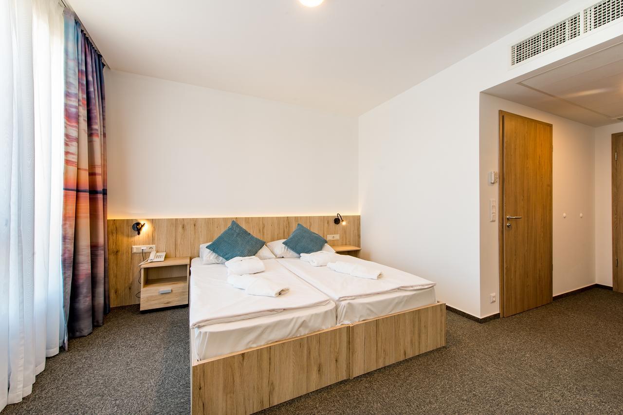 Akademia Hotel 블로톤퓌레드 외부 사진
